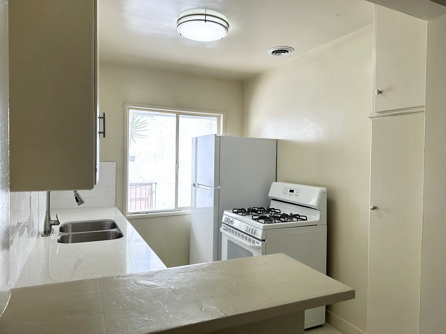 2 bed, 845 sqft, $1,995 — Photo 3