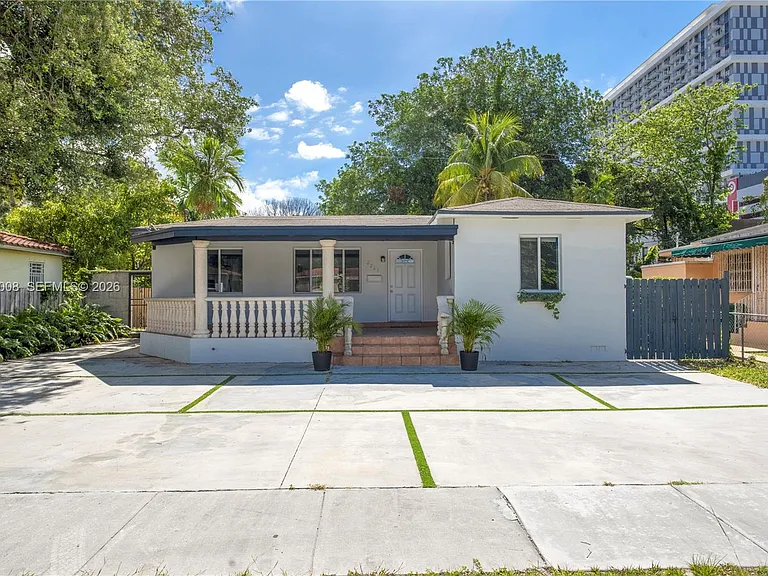 2721 SW 29th Ct — Photo 1