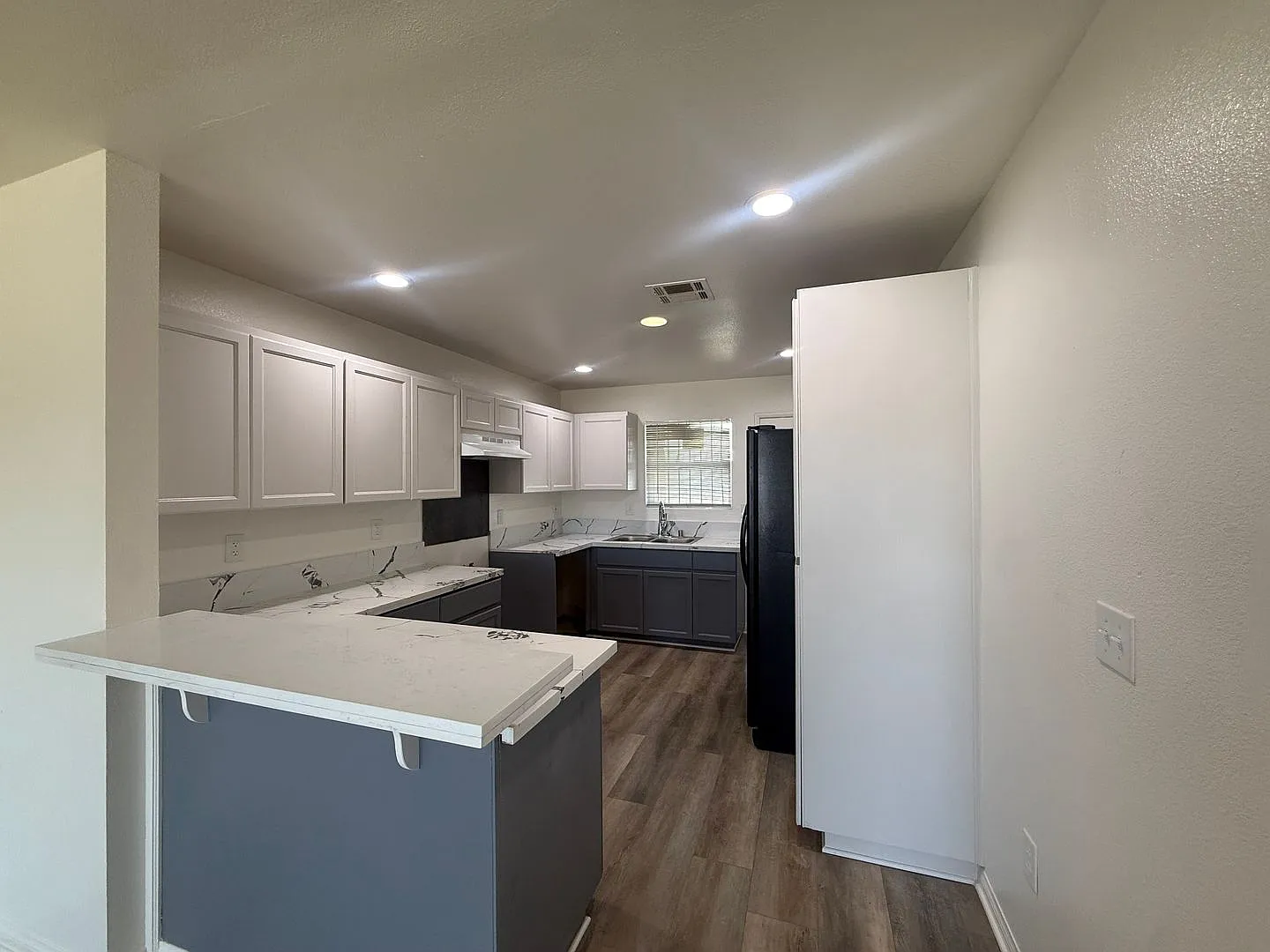 AV T 45019 Division Street — Photo 4
