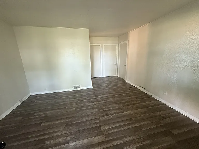 2804 Kenmore Ave — Photo 2