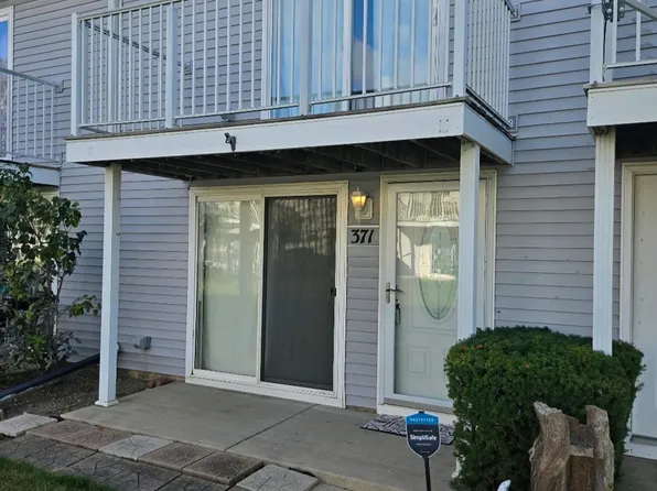 371 Meadow Green Ln, Round Lake Beach, IL 60073