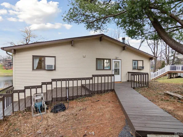 231 Pine Hill Lake Dr, Horton, MI 49246