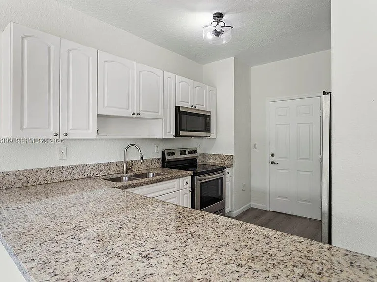 5090 SW 136th Ave — Photo 7