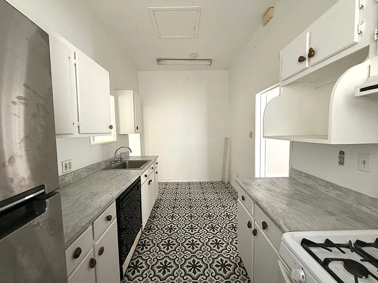 583 N Monroe St — Photo 10