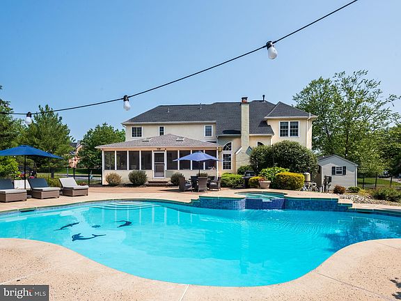 5th image of 355 Vista Dr