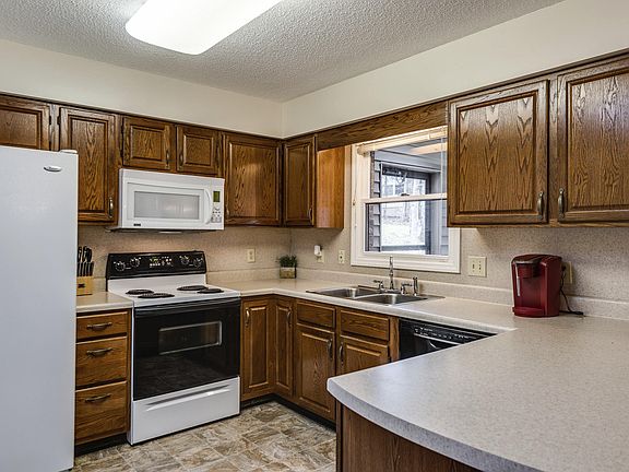 5th image of 163 Anglewood Dr