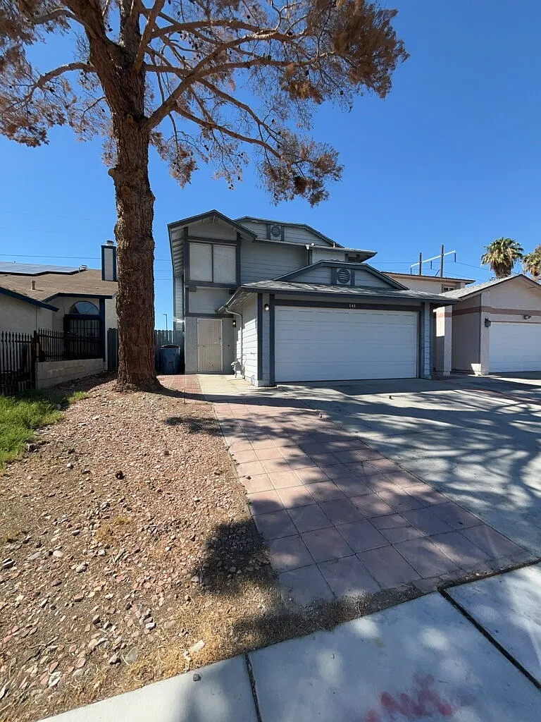 3 bed, 2.5 bath, 1747 sqft, $1,835 — Photo 1