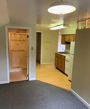4th image of 131 Lakeview Dr #B