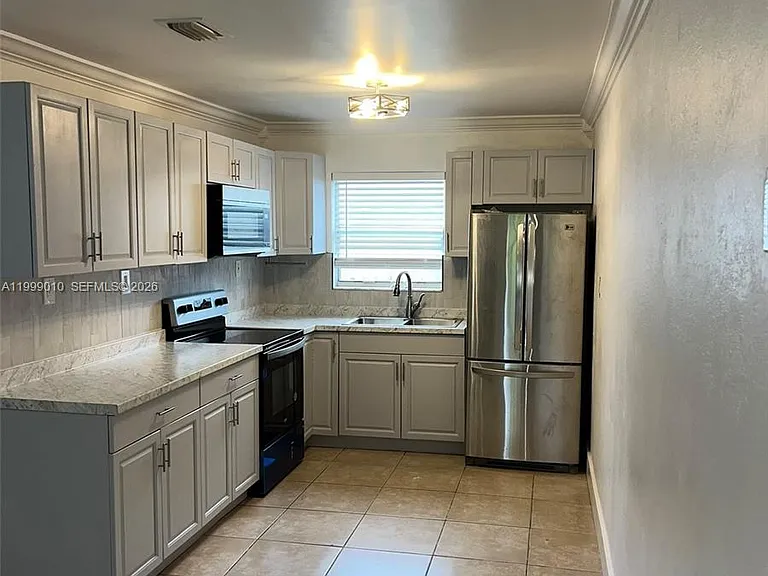 6018 Plunkett St #1 — Photo 7
