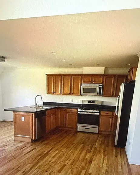 40 Corinthian Ave — Photo 4