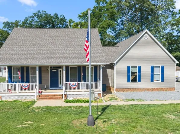 387 Harbor Dr, Reedville, VA 22539