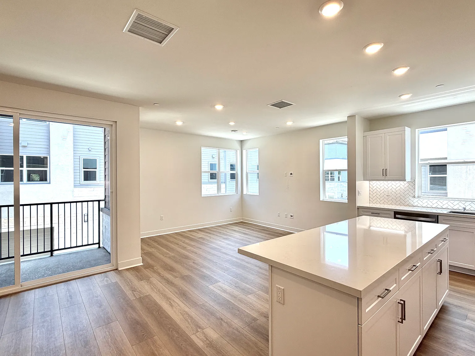 3 bed, 2.5 bath, 1634 sqft, $3,500 — Photo 2