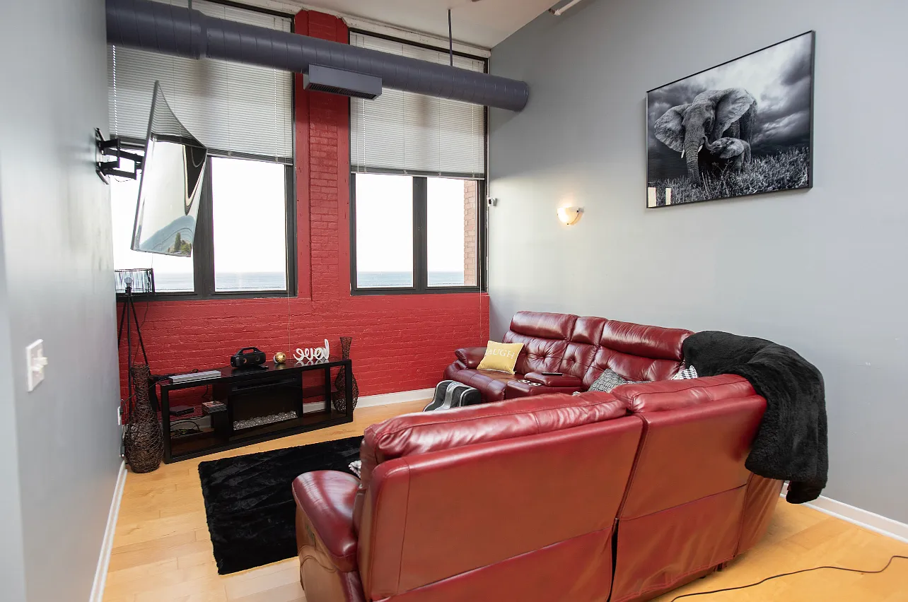 1133 W 9th St — Photo 3