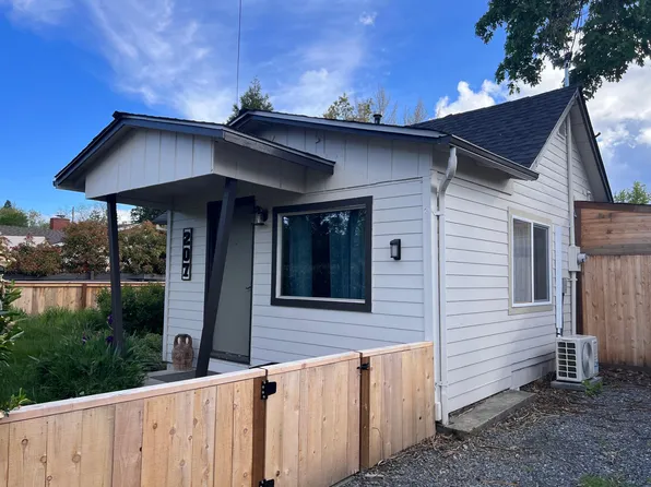 207 Pine St, Phoenix, OR 97535
