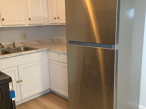 Kitchen - Brand new refrigerator