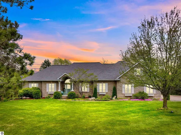 8575 Stardust Cir, Cadillac, MI 49601