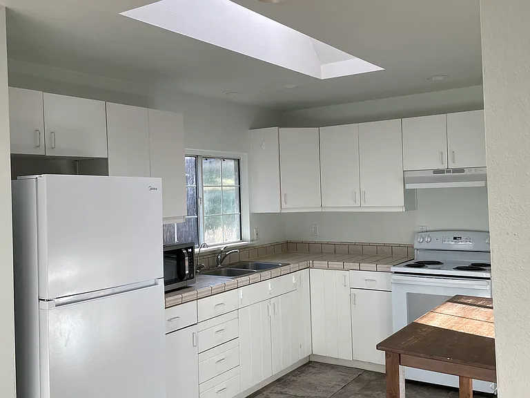 2140 Coffee Ln #B — Photo 4