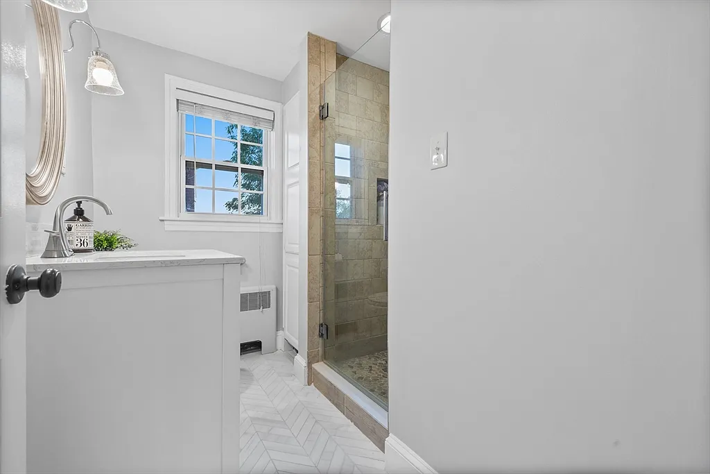 3 bed, 1896 sqft, $3,975 — Photo 4