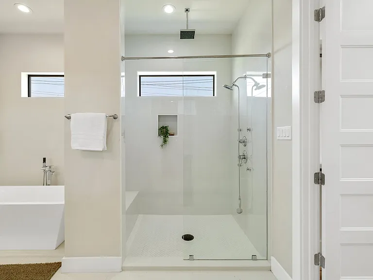 6449 Royalton Dr — Photo 17