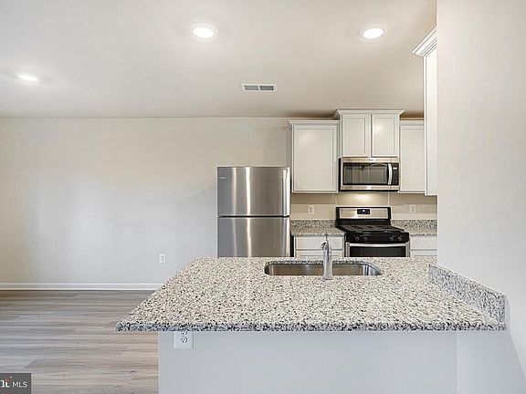 4th image of 825 Ledger Dr