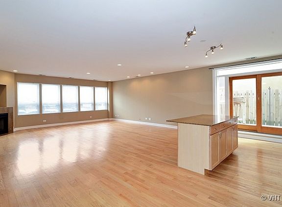 3rd image of 2233 W Lawrence Ave