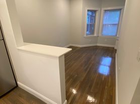 102 Queensberry St