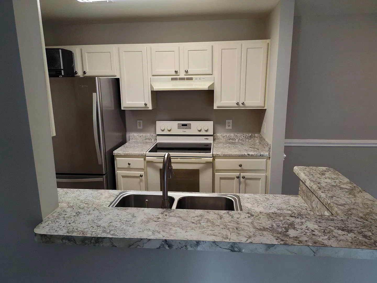 Beautiful 3 bedroom condo overlooking pool! — Photo 2