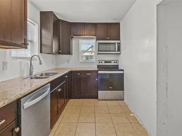 319 E B St, La Porte, TX 77571