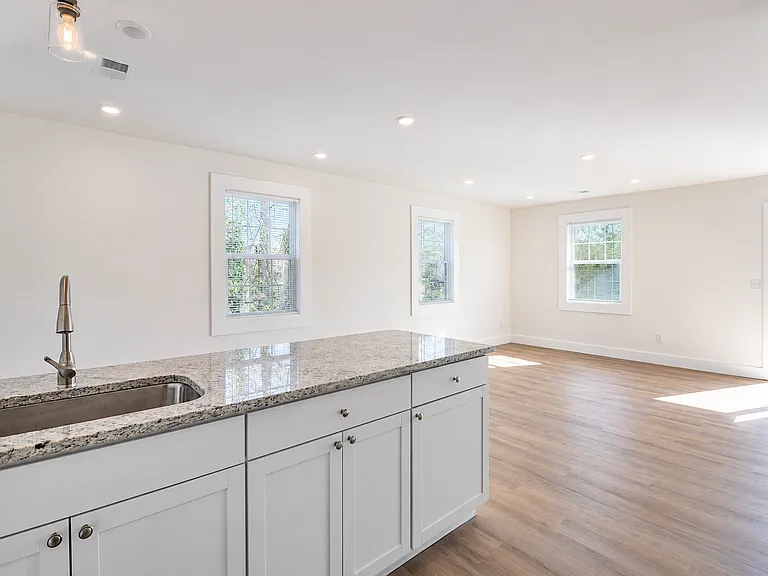 935 Jackson Ave — Photo 2