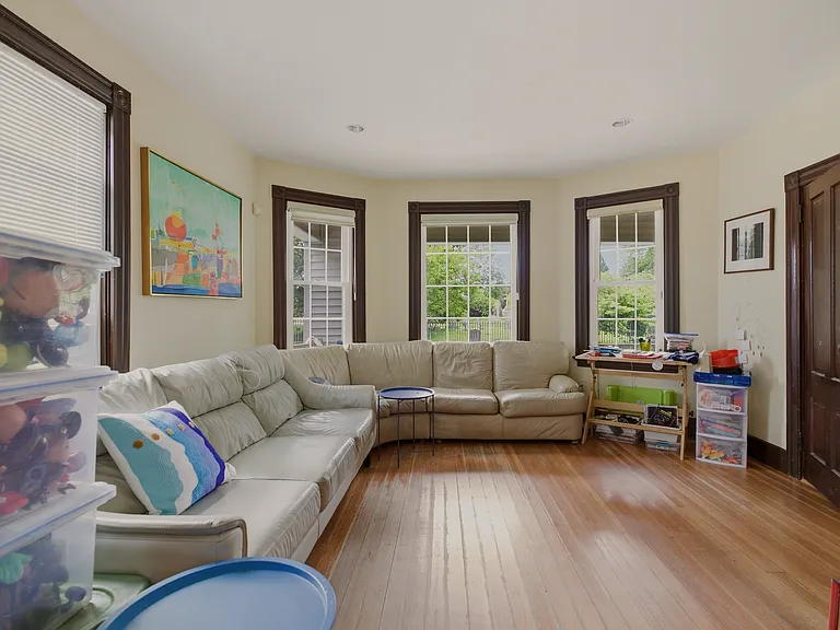82 Van Zandt Ave — Photo 5