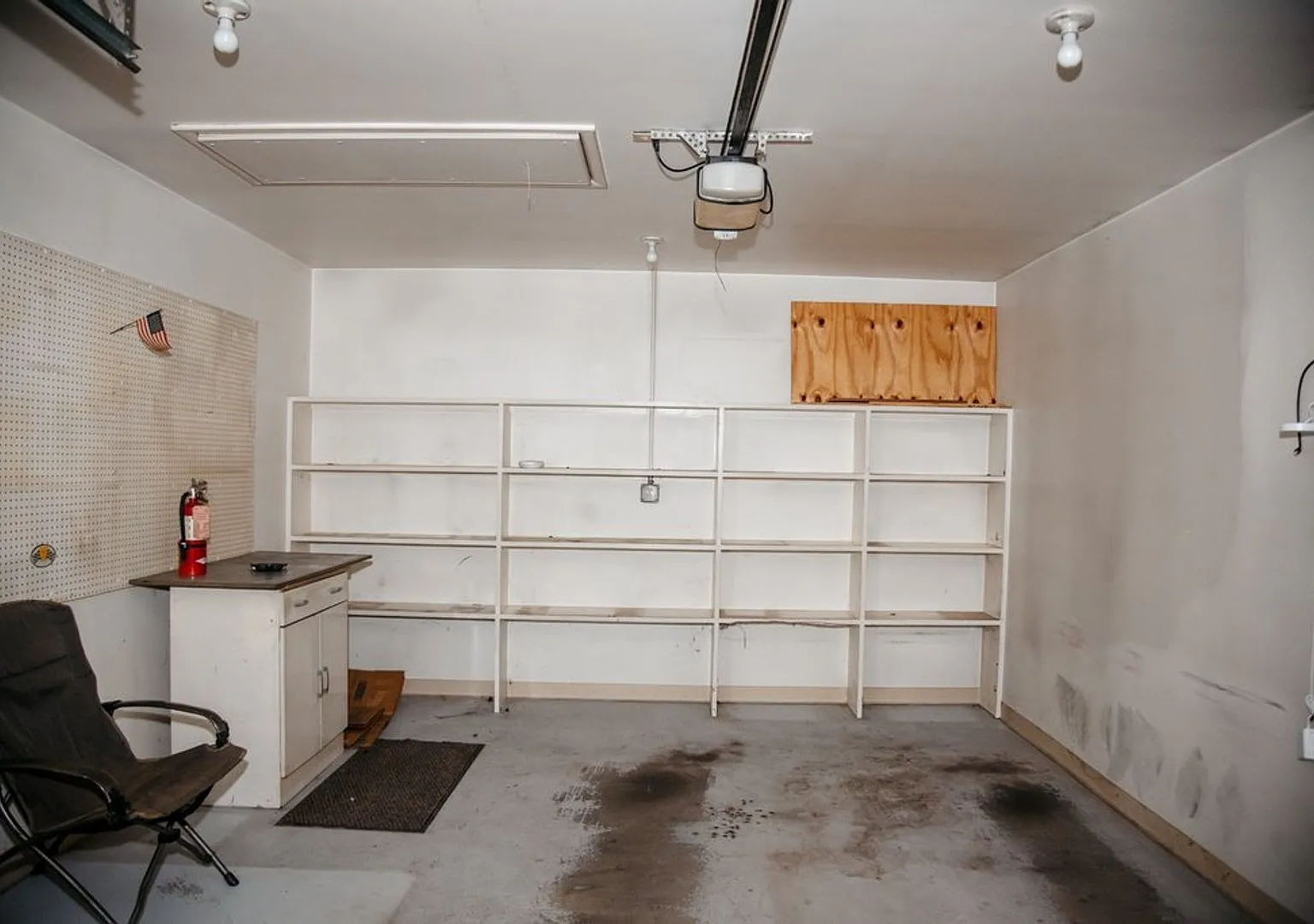 2 Bedroom, 1 Bath, 1st Floor Living, 1 Car Garage. — Photo 2