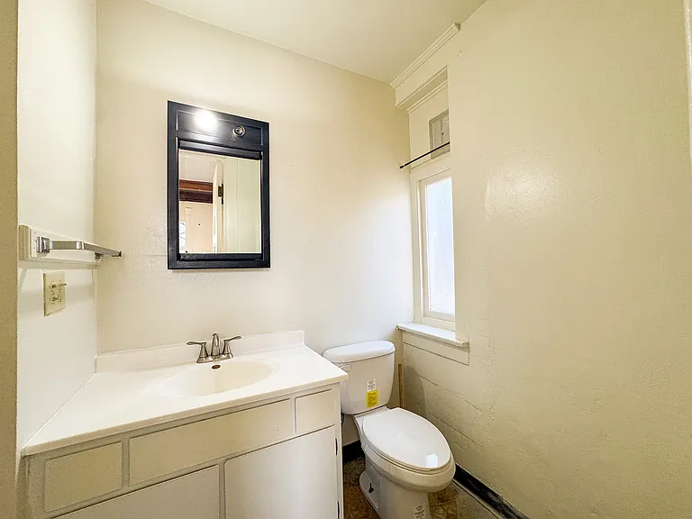 915 Grand Ave #2 — Photo 3