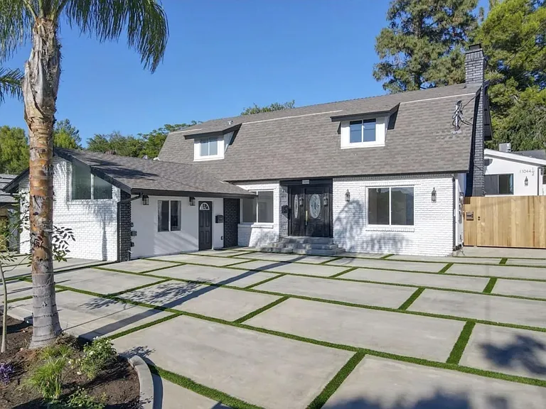 11044 Whitegate Ave — Photo 4