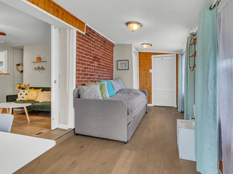 1621 Greenwood Ct — Photo 3