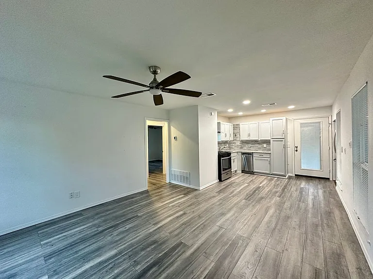 712 Mickan St — Photo 2