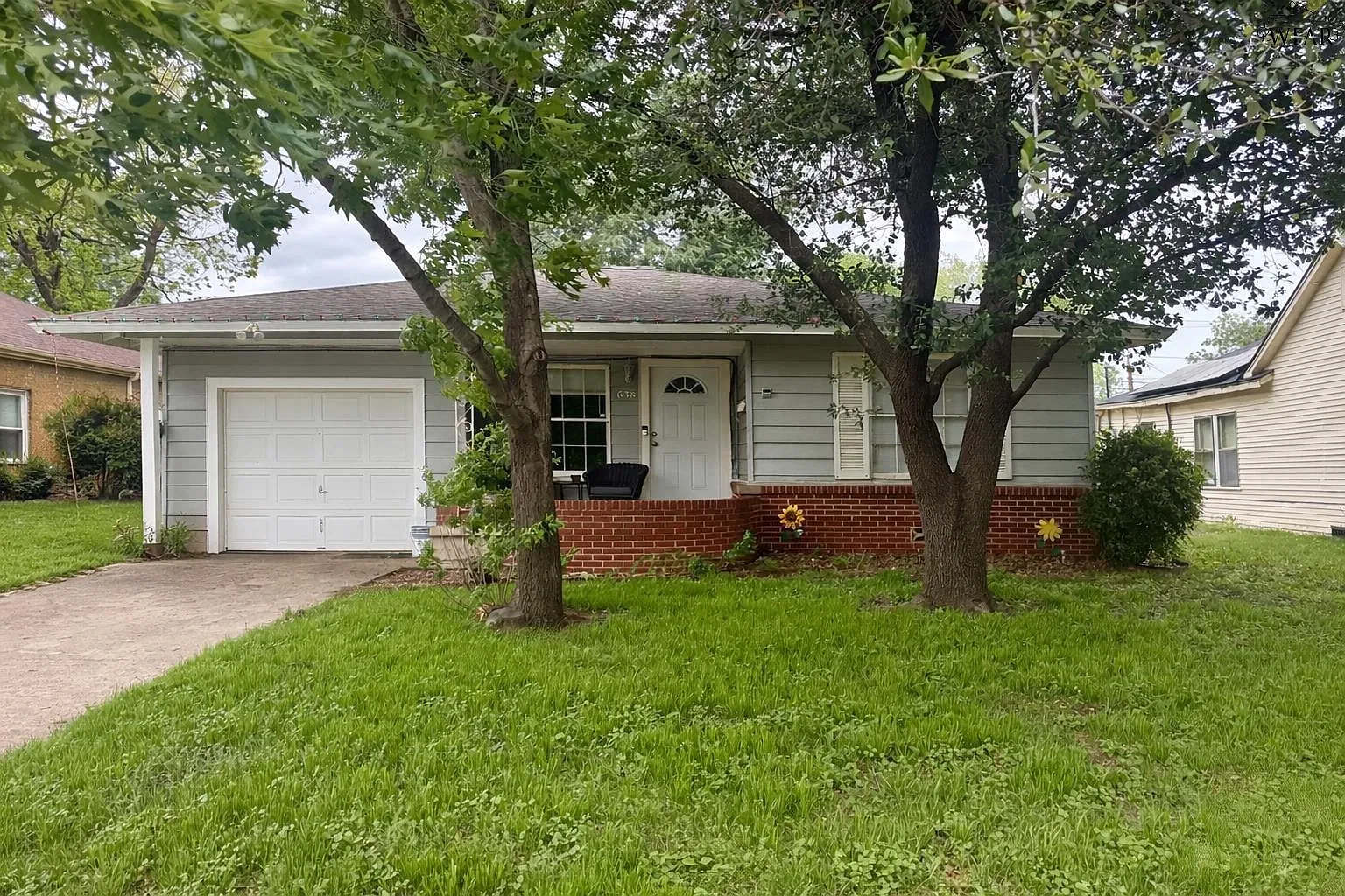 2 bed, 1.0 bath, 952 sqft, $1,250 — Photo 1