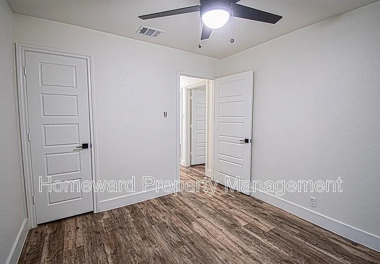 551 E Burks St — Photo 25