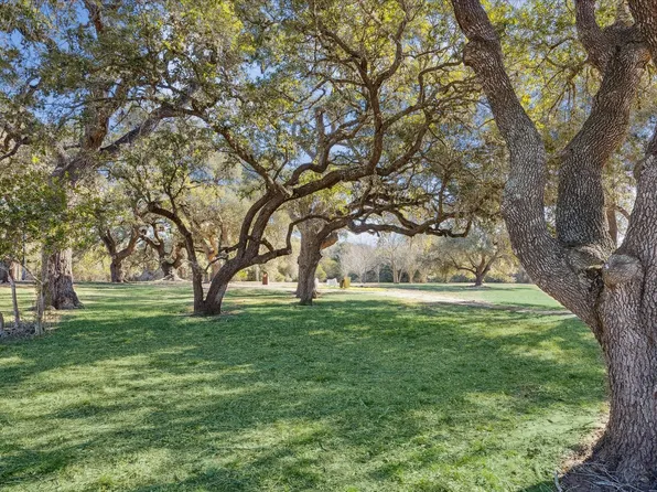 509 N Live Oak St, Round Top, TX 78954