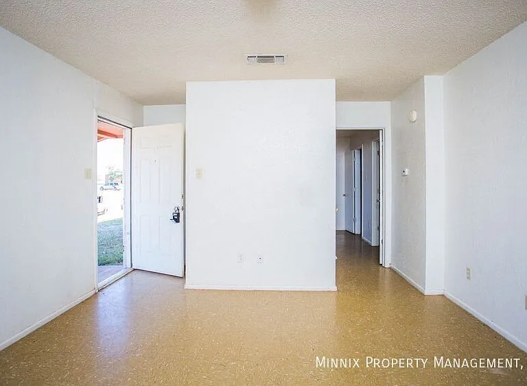 630 S Crosby St — Photo 3