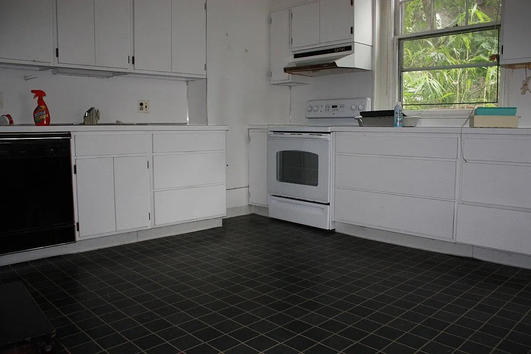 6 bed, 3000 sqft, $3,500 — Photo 2