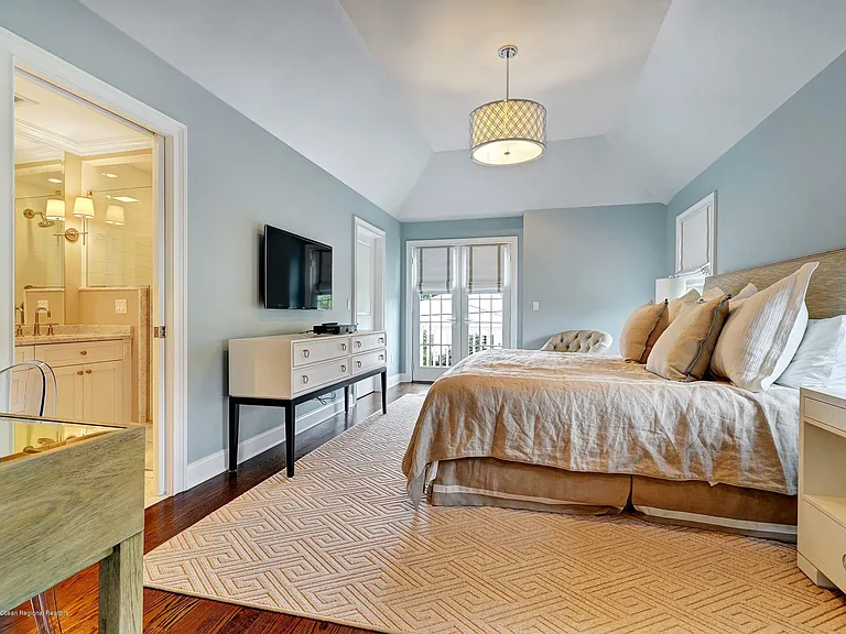 401 Monmouth Ave — Photo 17