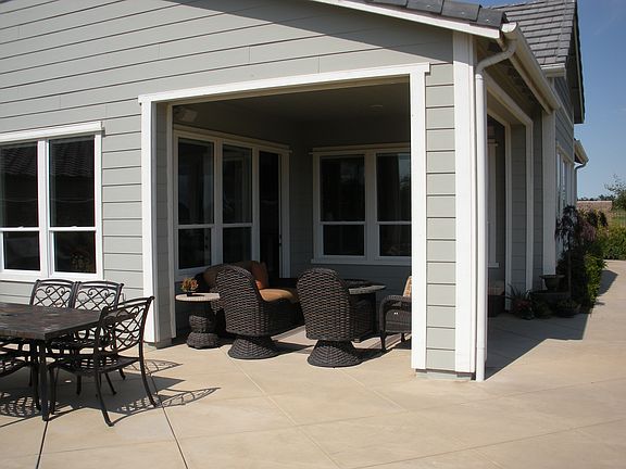 Covered patio w/power screen