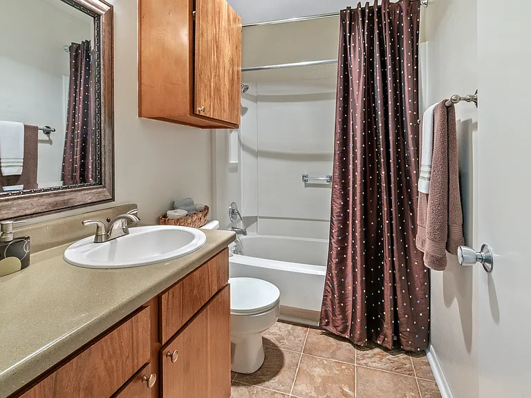 Bayou Oaks Apartments — Photo 33