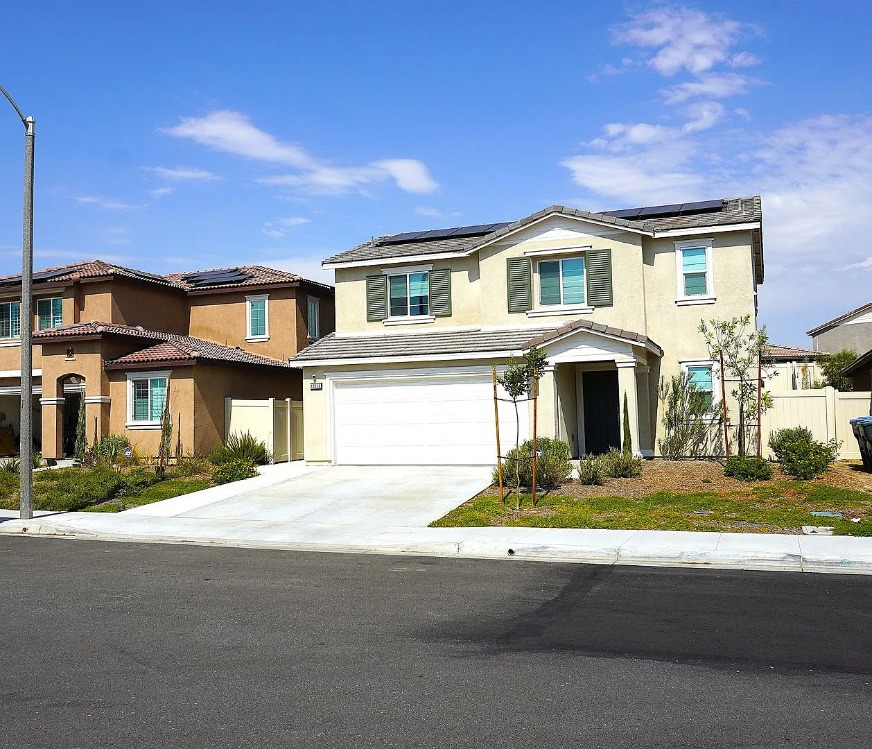 Beautiful 2024 Built DR Horton Home with Loft, Solar & Modern Upgrades — Photo 1