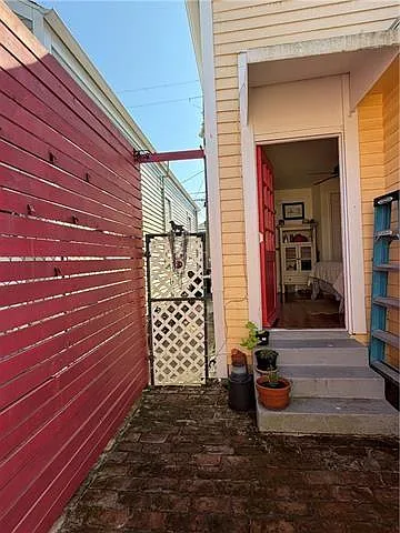 2523 Laurel St — Photo 9