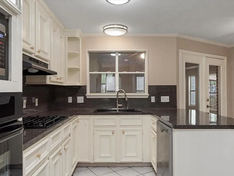 14151 Buckingham Ln — Photo 9