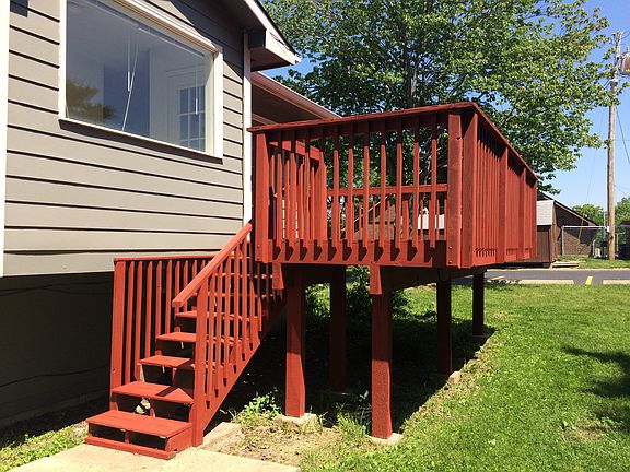 Access to backyard from deck