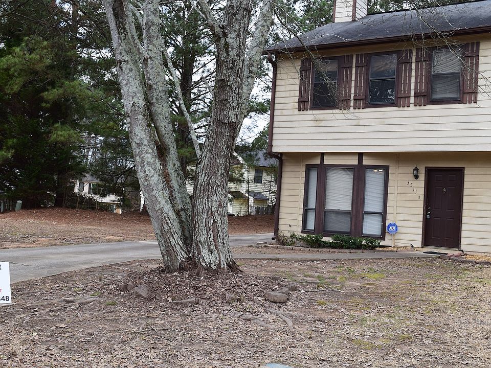 3 Bedroom 2.5 Bath Townhome with private parking