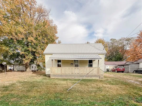 704 S Jones St, Robinson, IL 62454