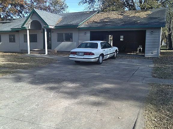 3rd image of 318 N Magnolia Ave